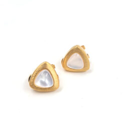 Aro triangular dorado con perla