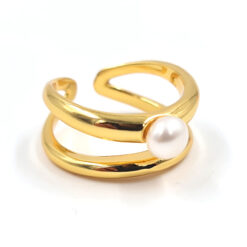 Anillo dorado con perla