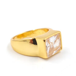 Anillo dorado con piedra rectangular