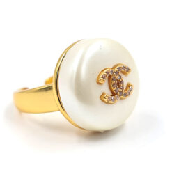 Anillo dorado con perlas y diseño