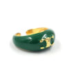Anillo tipo jade con emblema dorado