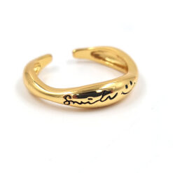 Anillo dorado con detalles escritos