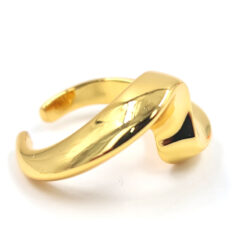 Anillo dorado con forma orgánica